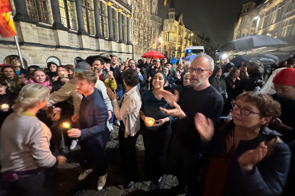 Symphatisanten von Groen versammeln sich vor dem Genter Rathaus