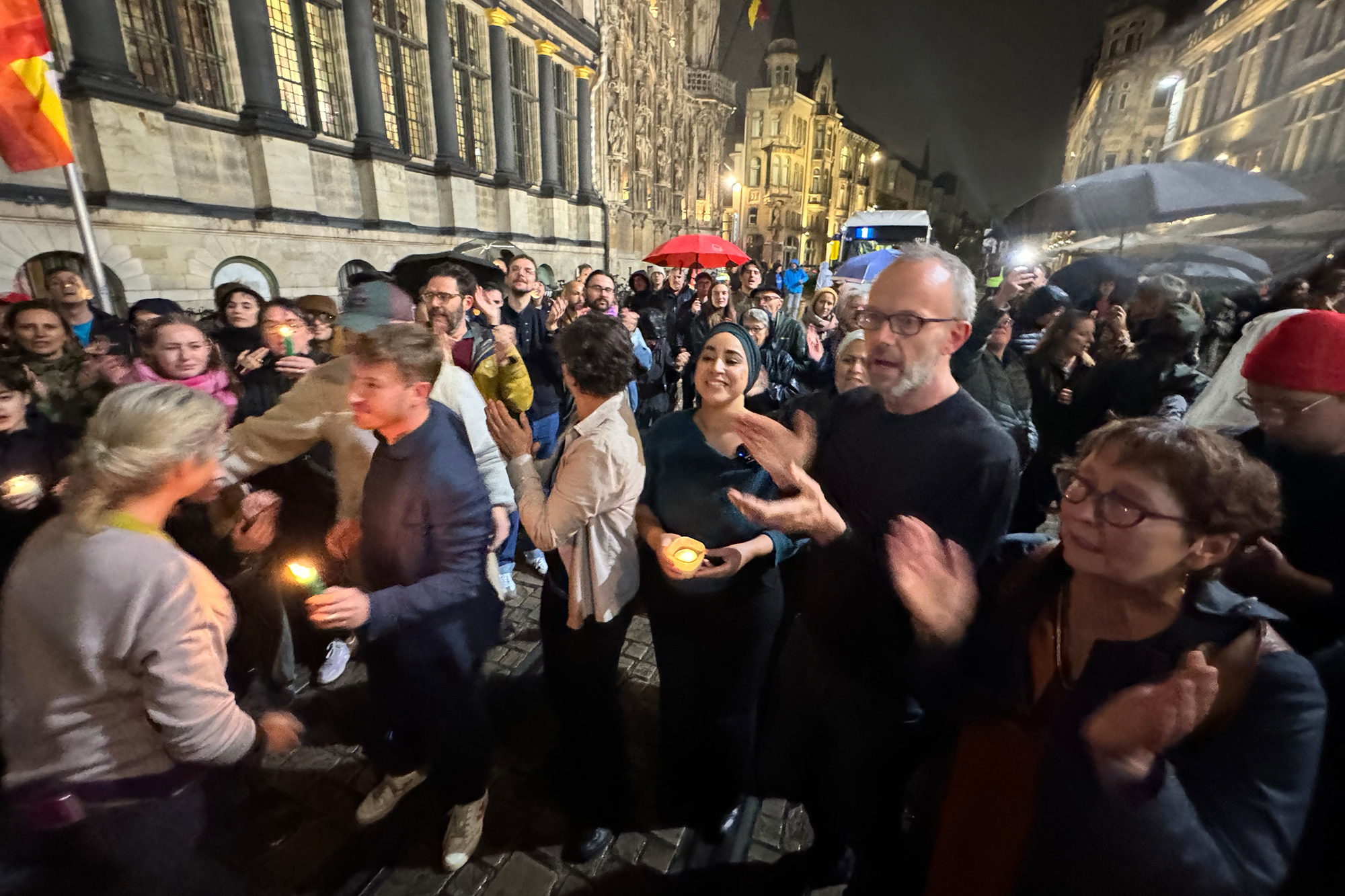 Symphatisanten von Groen versammeln sich vor dem Genter Rathaus