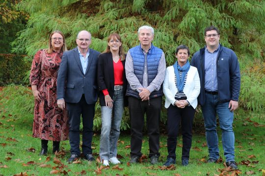 Das neue Gemeindekollegium der Stadt St. Vith: Caroline Hagelstein, Leo Kreins, Margret Schmitz, Bürgermeister Werner Henkes, Gaby Schröder und Alexander Wansart