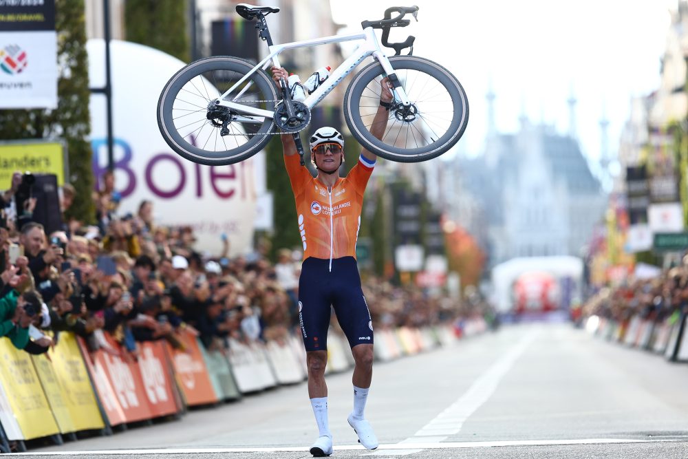 Der Niederländer Mathieu Van Der Poel trägt sein Rad über die Ziellinie