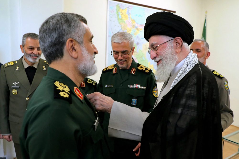 Der oberste iranische Führer Ayatollah Ali Chamenei zeichnet Brigadegeneral Amir Ali Hajizadeh mit einem Orden aus