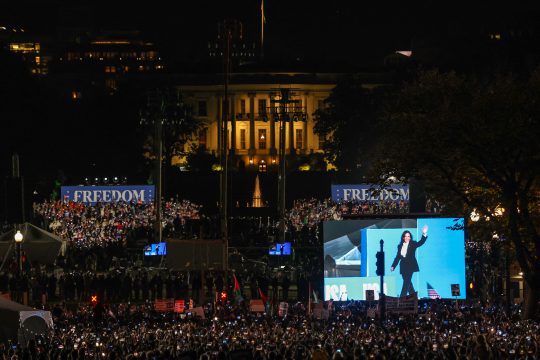 Kamala Harris bei der Rede vor dem Weißen Haus in Washington