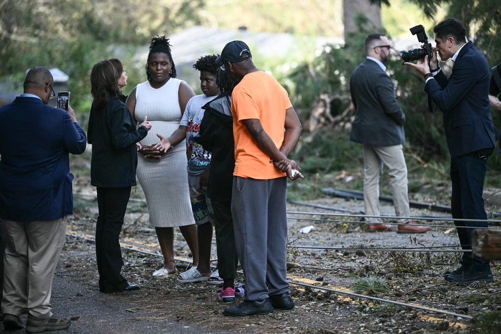 US-Vizepräsidentin Kamala Harris spricht mit betroffenen Anwohnern, während sie sich in Augusta im US-Bundesstaat Georgia ein Bild von den Schäden durch den Hurrikan Helene macht