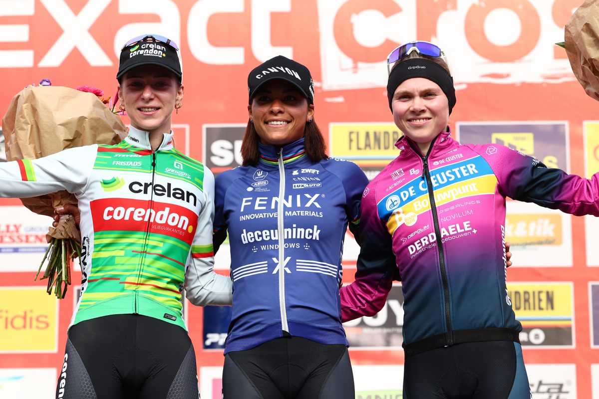 Die Niederländerin Inge van der Heijden, die Niederländerin Ceylin Del Carmen Alvarado und die Belgierin Laura Verdonschot stehen auf dem Podium