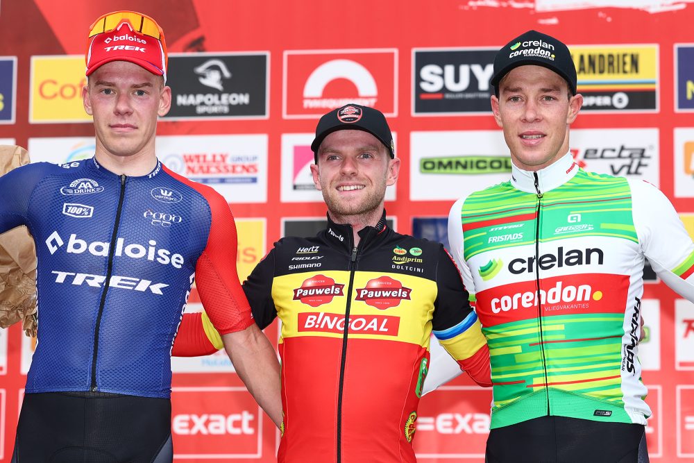 Der Niederländer Pim Ronhaar, der Belgier Eli Iserbyt und der Belgier Laurens Sweeck stehen auf dem Podium