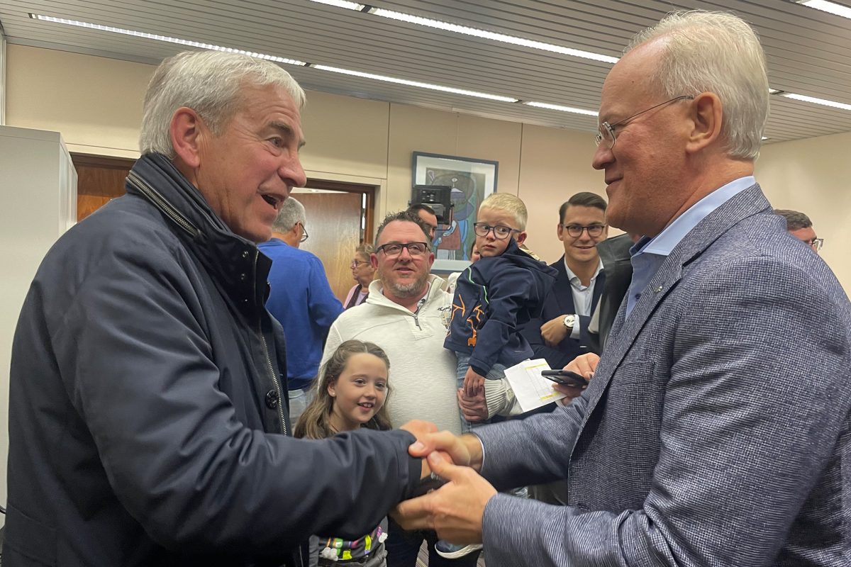 Werner Henkes und Herbert Grommes nach der Wahl in St. Vith