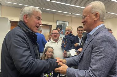 Werner Henkes und Herbert Grommes nach der Wahl in St. Vith