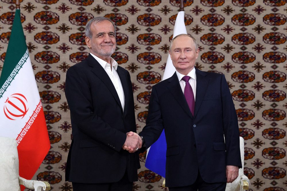 Irans Präsident Massud Peseschkian mit seinem russischen Amtskollegen Wladimir Putin