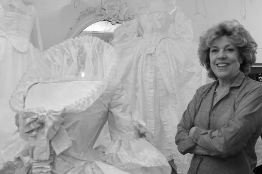 Isabelle de Borchgrave, hier auf einem Bild aus 2011, steht vor einem von ihr kreierten Kleid