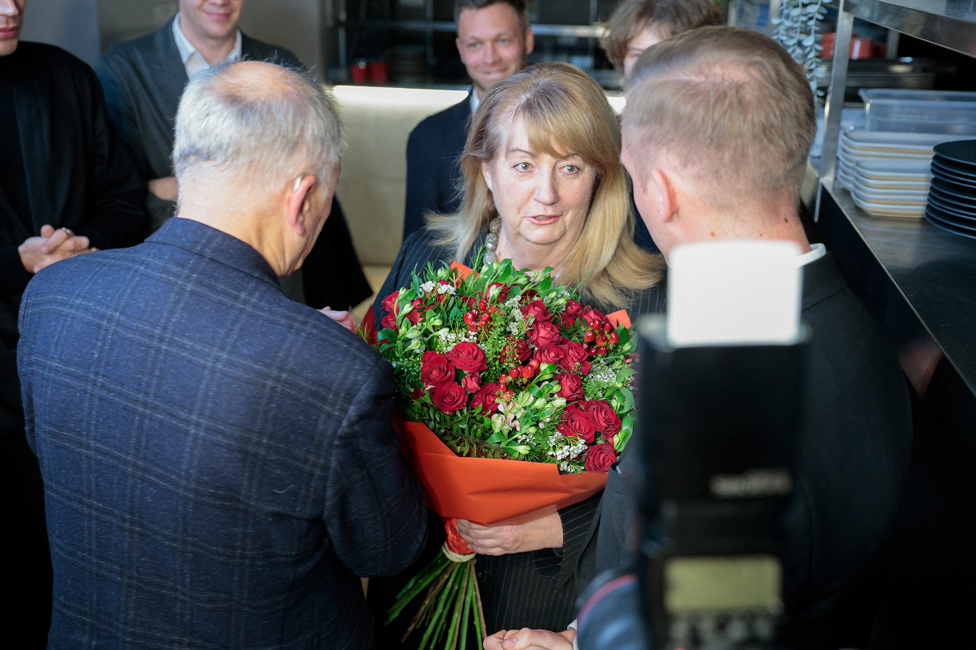 Blumen für Vilija Blinkeviciute, die Vorsitzende der Sozialdemokraten