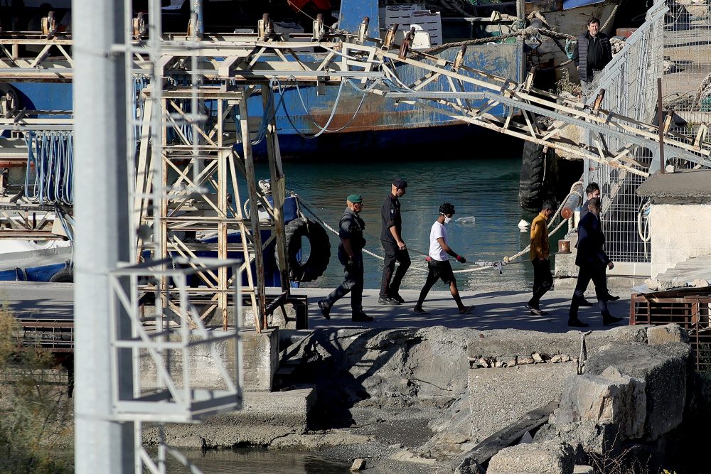 Eine Gruppe Migranten geht im Hafen der albanischen Stadt Shengjin von Bord eines italienischen Marineschiffes