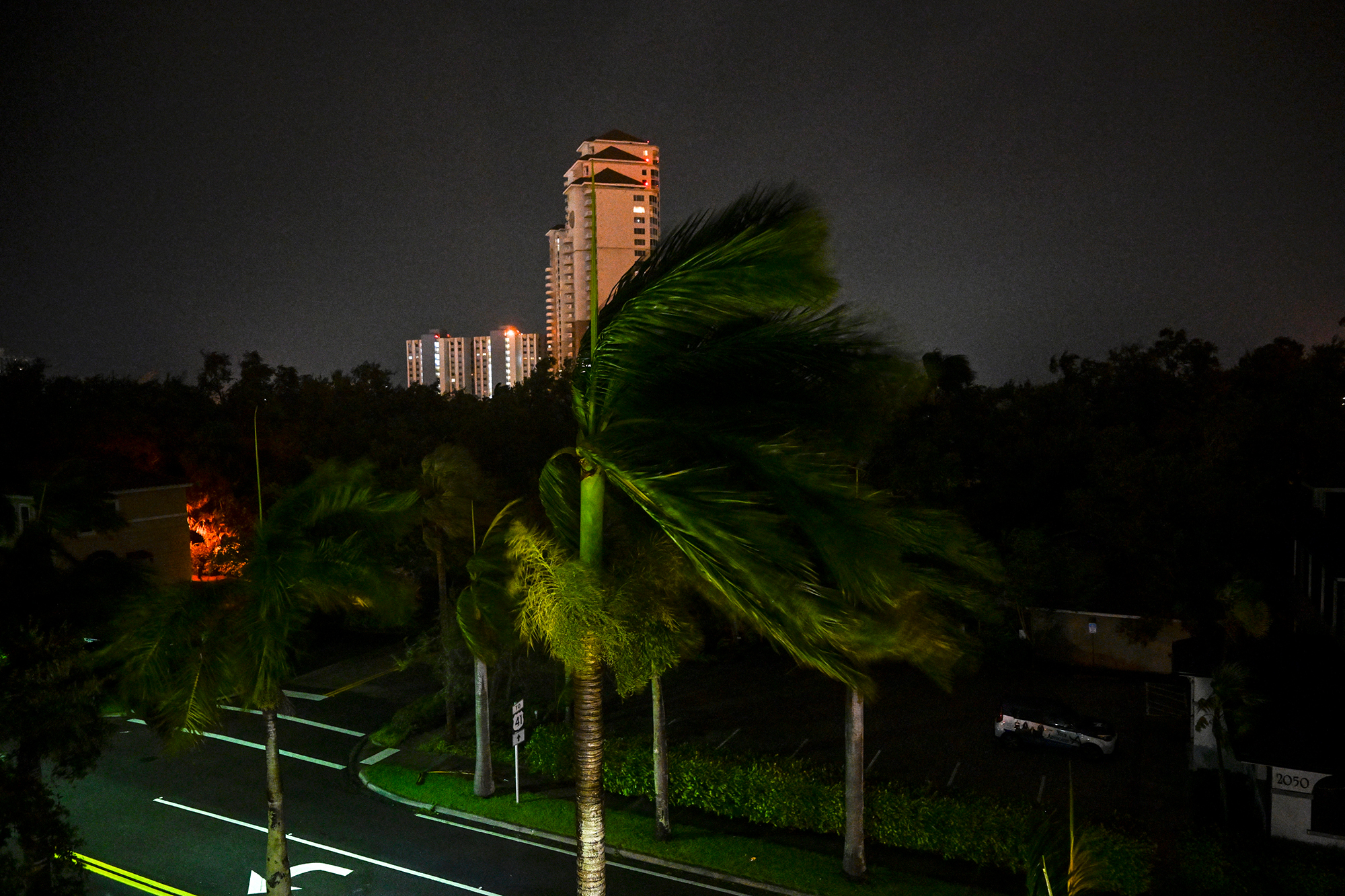 Starker Wind weht, als Hurrikan Milton in der Stadt Fort Myers in Florida auf Land trifft