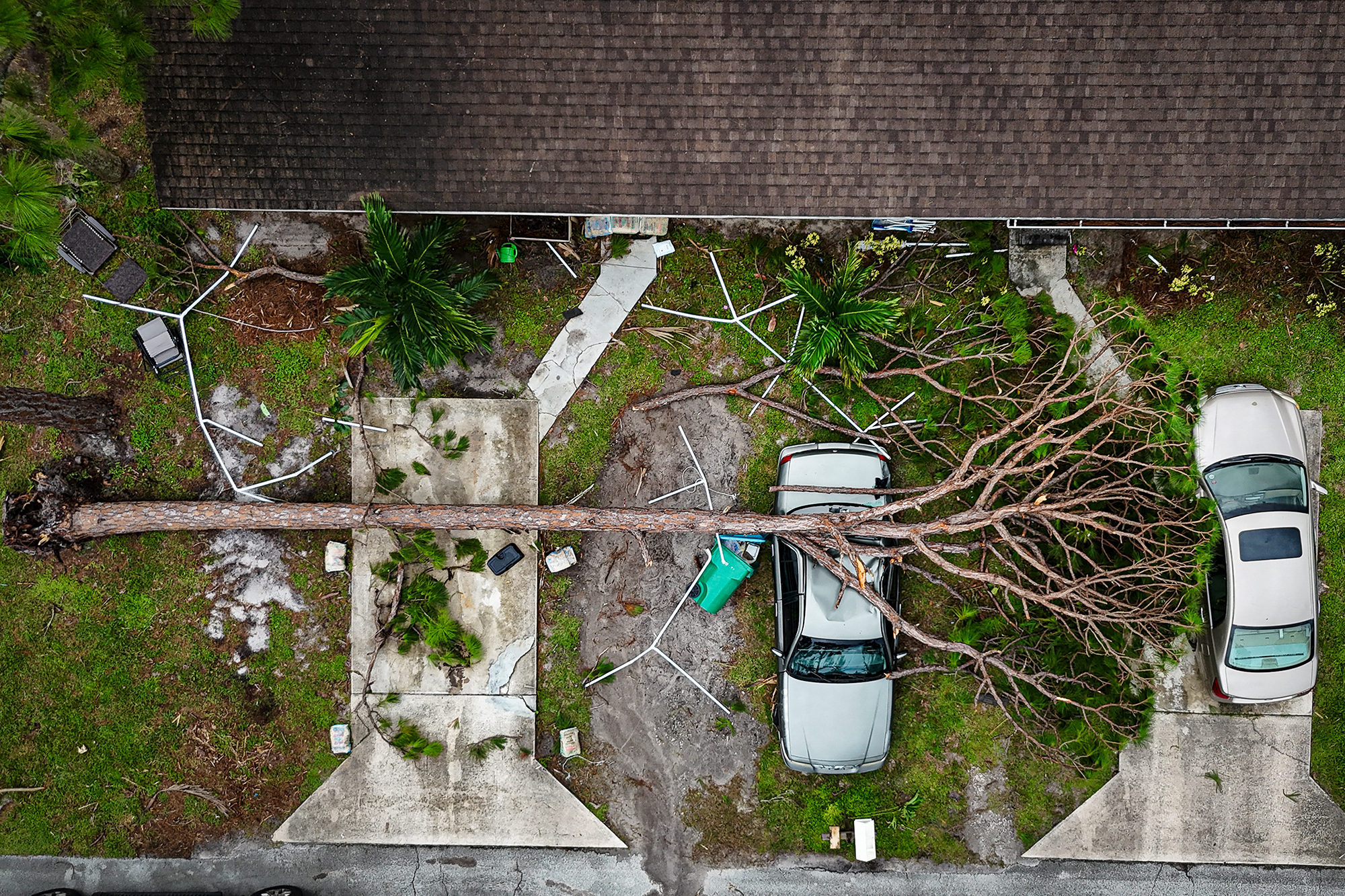 Schäden in Port St Lucie, Florida nach dem Hurrikan "Milton": Ein Baum liegt vor einem Haus auf einem Auto