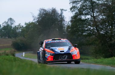 Der kleine Schaden scheint Thierry Neuville nicht wirklich gebremst zu haben