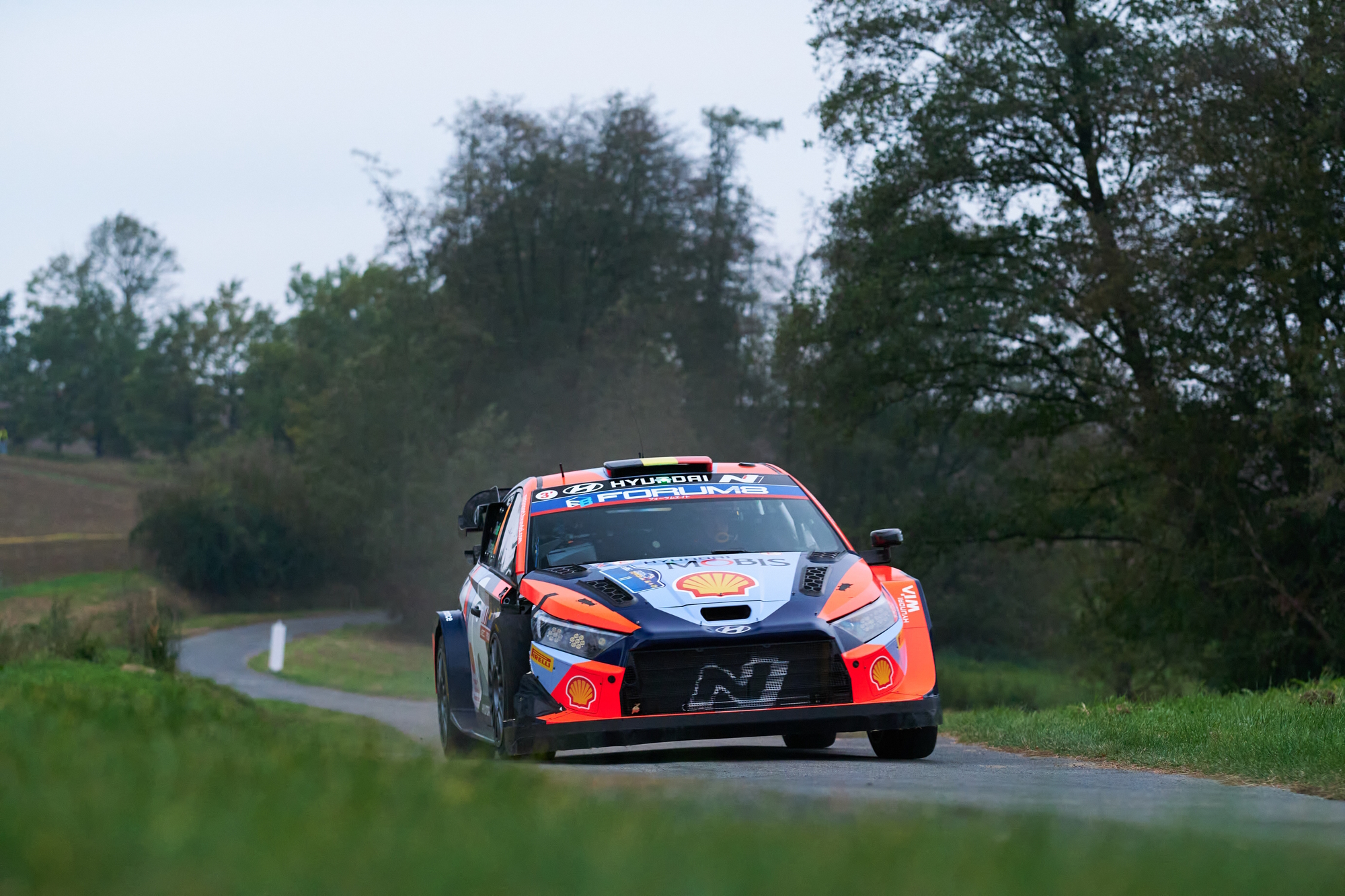 Der kleine Schaden scheint Thierry Neuville nicht wirklich gebremst zu haben