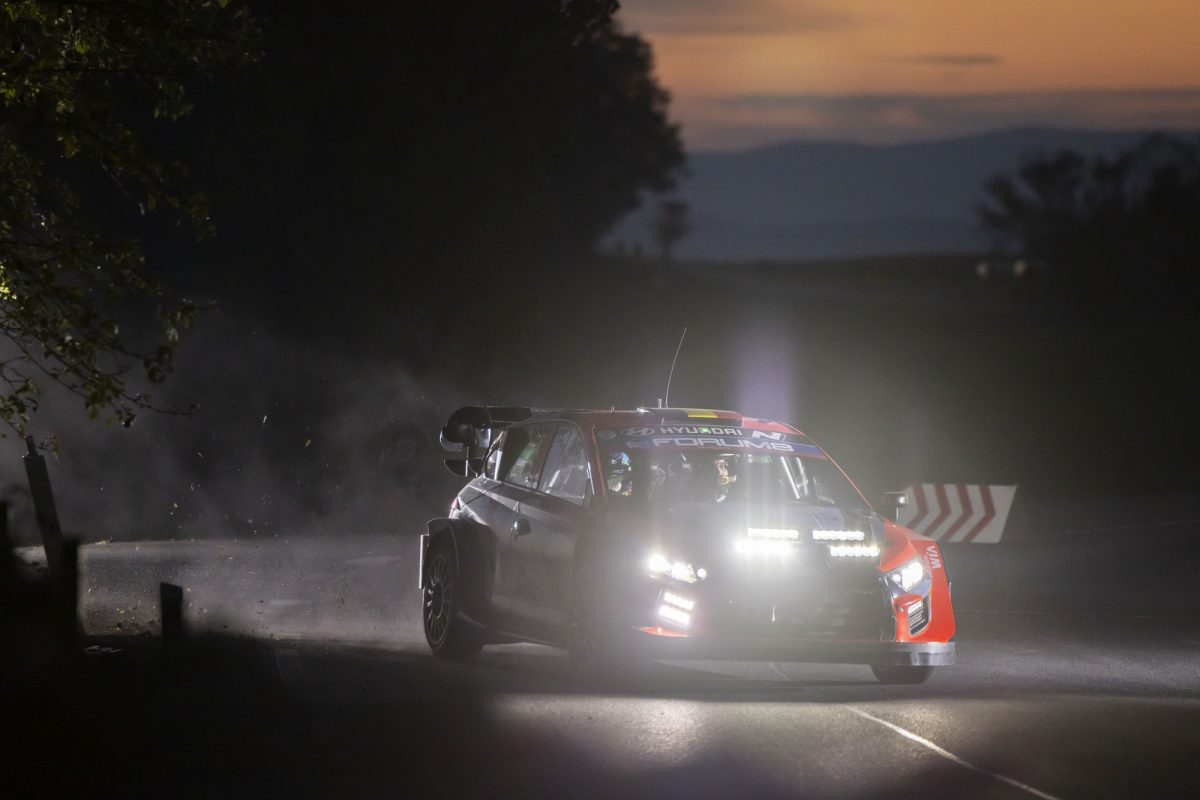 Thierry Neuville im Dunkeln bei der Rallye Zentraleuropa