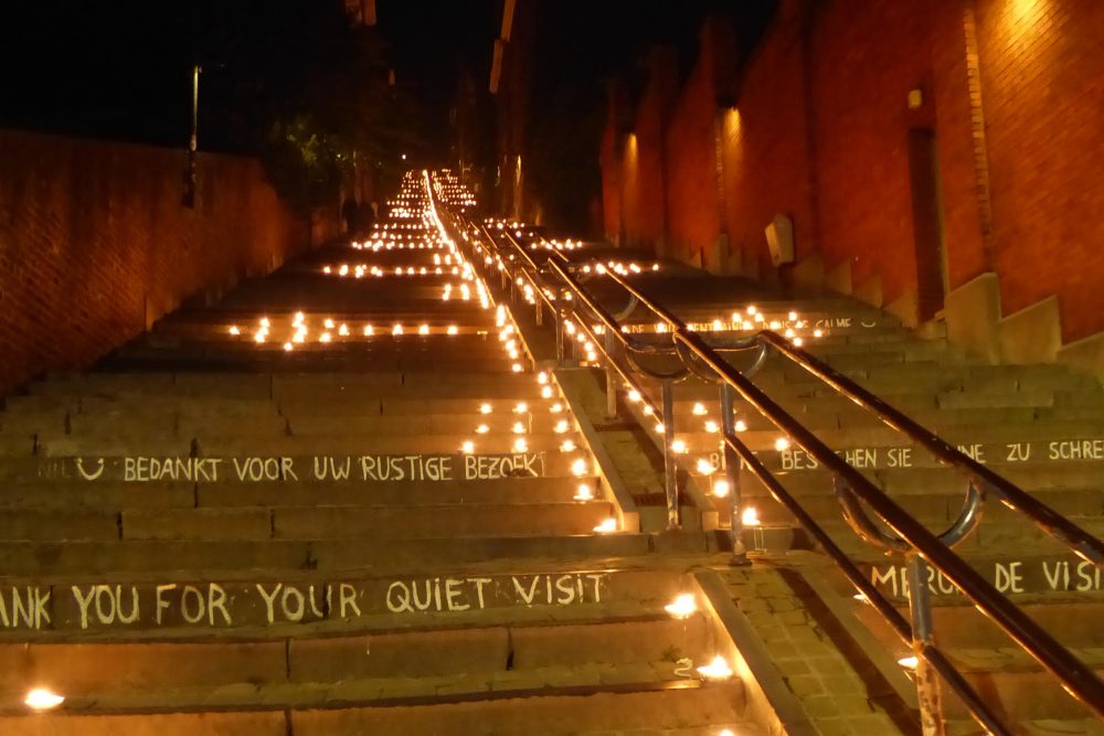 Viele kleine Kerzen erhellen die Bueren-Treppe in Lüttich während der Nocturne des Coteaux de la Citadelle