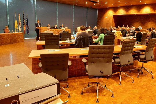 Ministerpräsident Oliver Paasch stellt im PDG den Haushalt vor