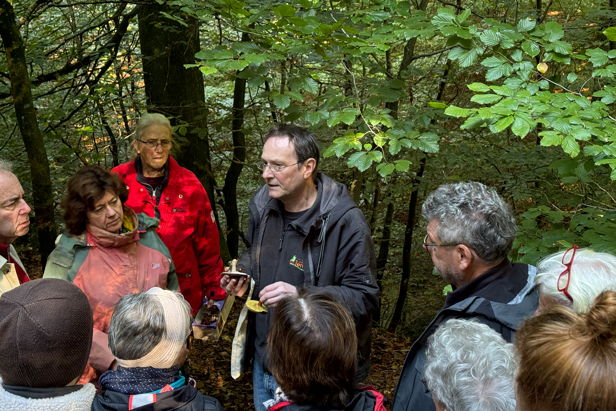 Pilzexperte Uwe Koch zusammen mit Teilnehmern der Pilzwanderung