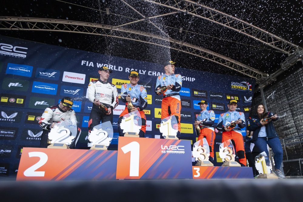 Das Treppchen der Rallye Zentraleuropa: Sieger Ott Tänak/Martin Järveoja, Elfyn Evans/Scott Martin auf Platz zwei und Thierry Neuville Martijn Wydaeghe auf Platz drei