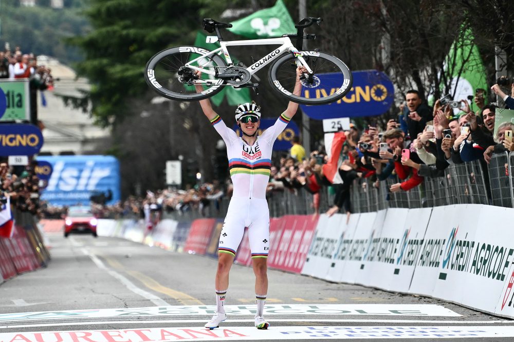 Tadej Pogacar gewinnt die Lombardei-Rundfahrt und stemmt sein Rennrad in die Höhe