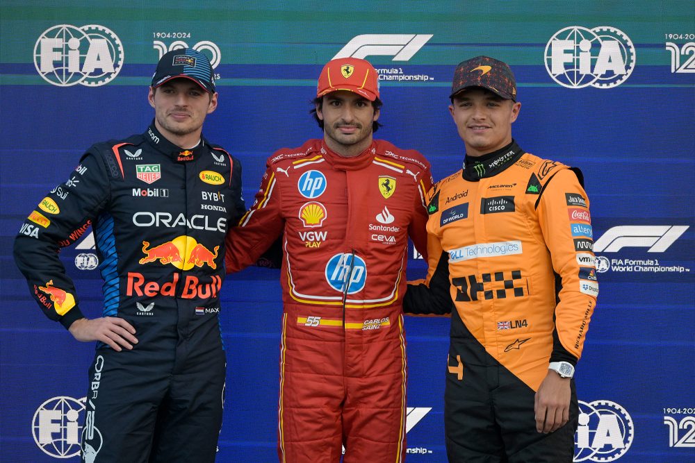 Carlos Sainz setzte sich im Qualifing vor Max Verstappen (li.) und Lando Norris (re.) durch