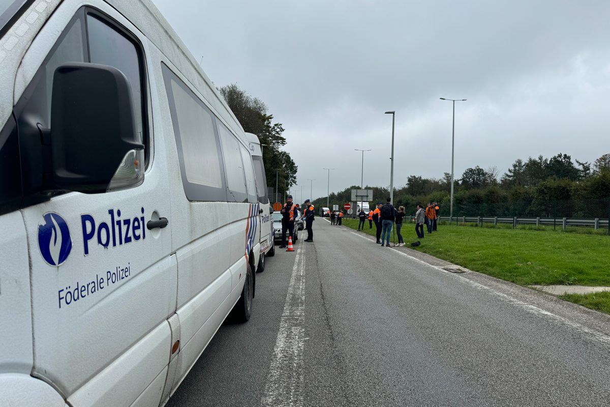 Mehrere Polizeifahrzeuge stehen auf dem Rastplatz Walhorner Heide