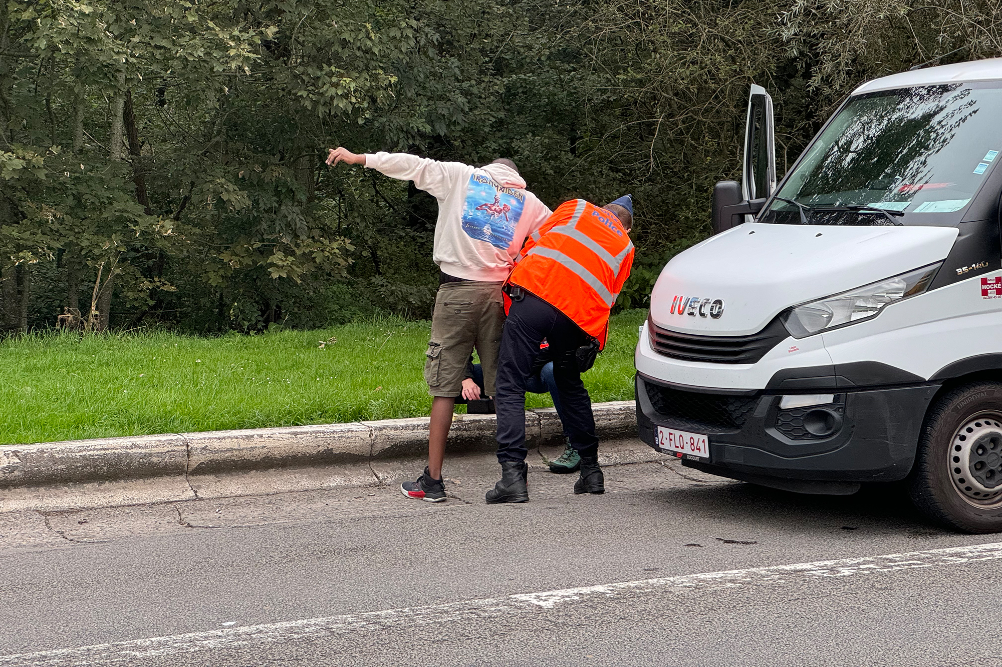 Ein Polizist kontrolliert den Fahrer eines Lieferwagens am Rastplatz Walhorner Heide