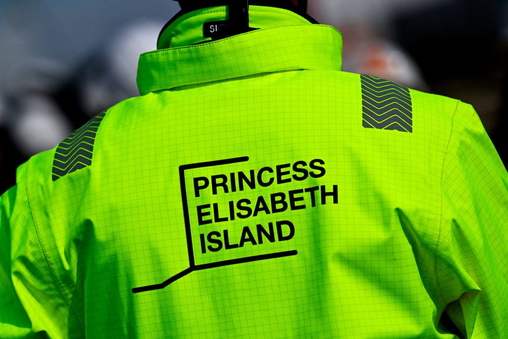 Logo der Prinzessin-Elisabeth-Insel auf einer Sicherheitsjacke