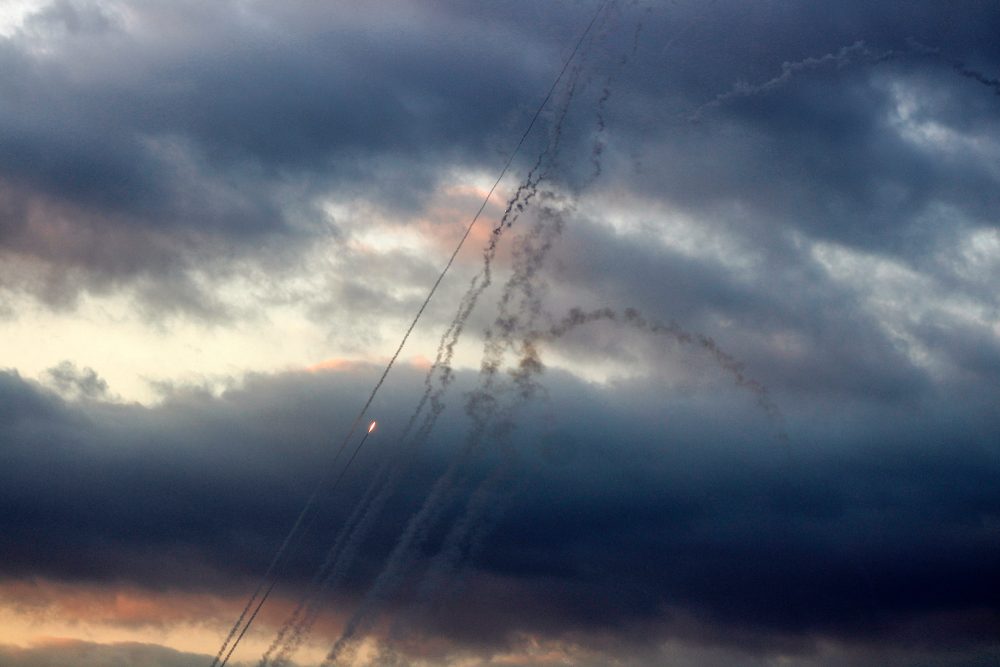 Rauchspuren, die von Raketen stammen, am Himmel über der südlibanesischen Stadt Tyros