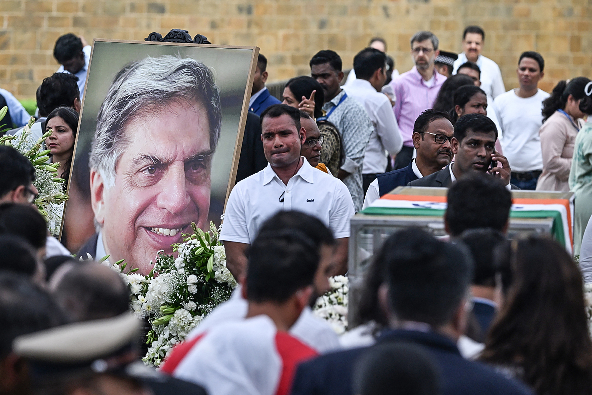 Mensche1n versammeln sich im National Centre for the Performing Arts, um Ratan Tata vor seiner Einäscherung in Mumbai die letzte Ehre zu erweisen