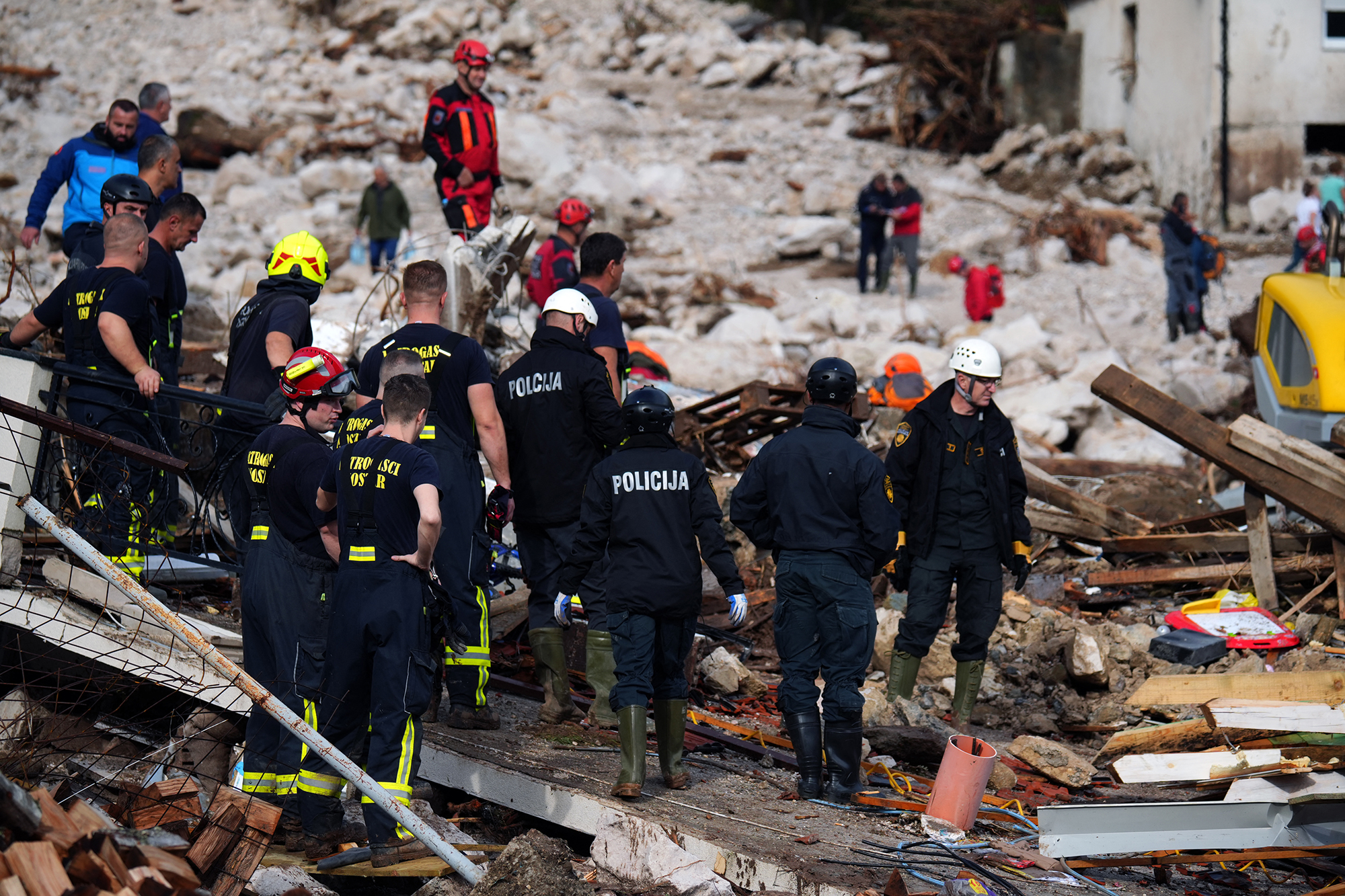 Retter suchen nach Überlebenden in überfluteten Häusern in der Nähe des Neretva-Canyons, nachdem es im Dorf Donja Jablanica, etwa 50 Kilometer südwestlich von Sarajevo, heftig geregnet hatte