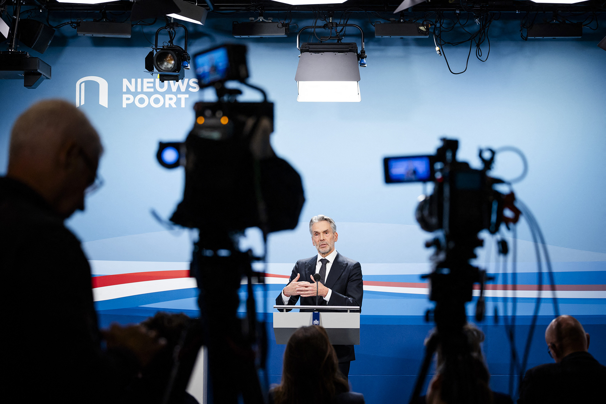 Der niederländische Premier Dick Schoof bei der Pressekonferenz am Freitag