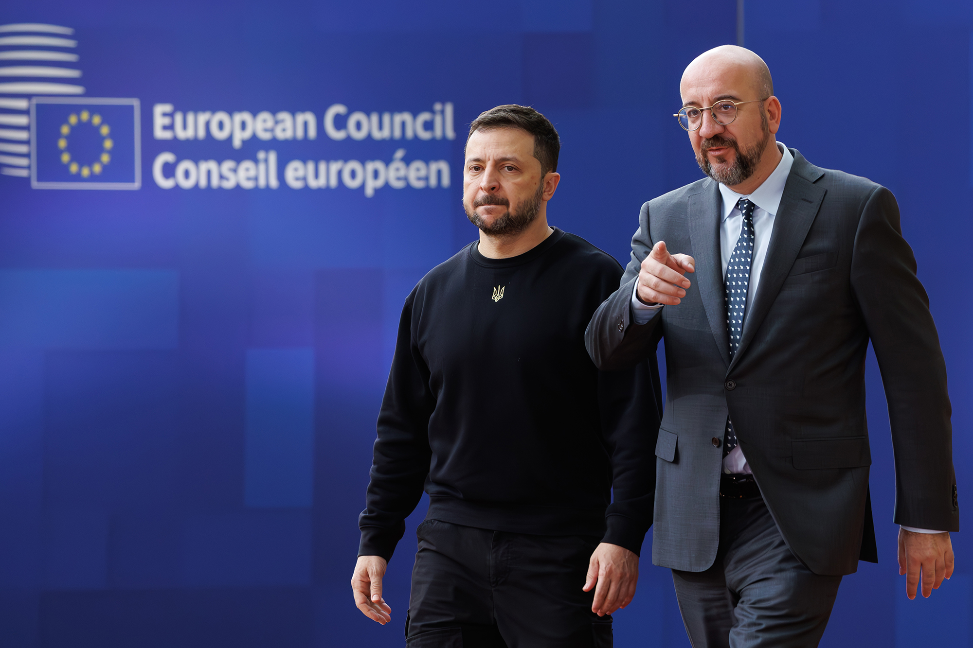 Der ukrainische Präsident Wolodymyr Selenskyj und der Präsident des Europäischen Rates Charles Michel vor einem außerordentlichen Gipfeltreffen der Staats- und Regierungschefs der EU in Brüssel