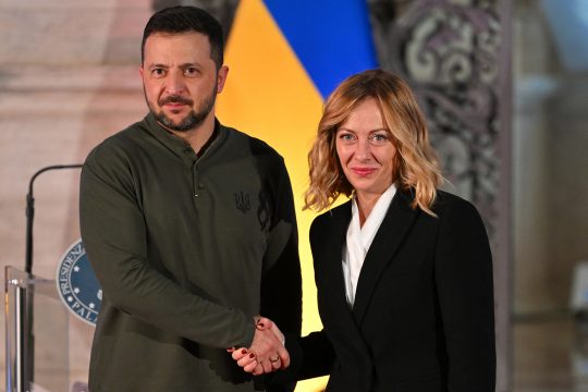 Die italienische Premierministerin Giorgia Meloni und der ukrainische Präsident Wolodymyr Selenskyj schütteln sich die Hand