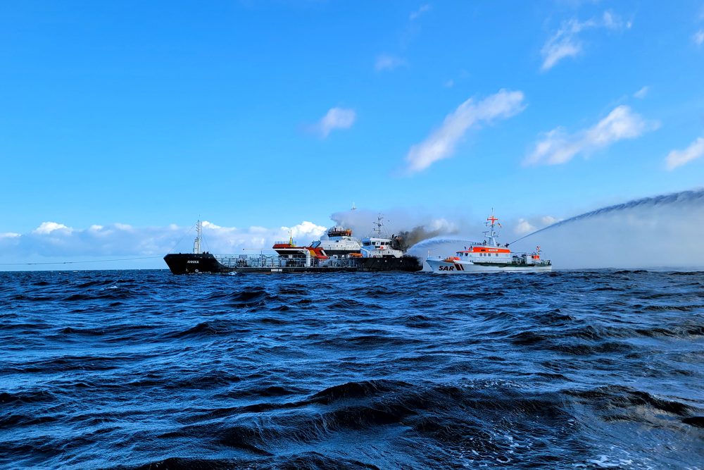 Das brennende Küstentankschiff in der Ostsee wird gelöscht