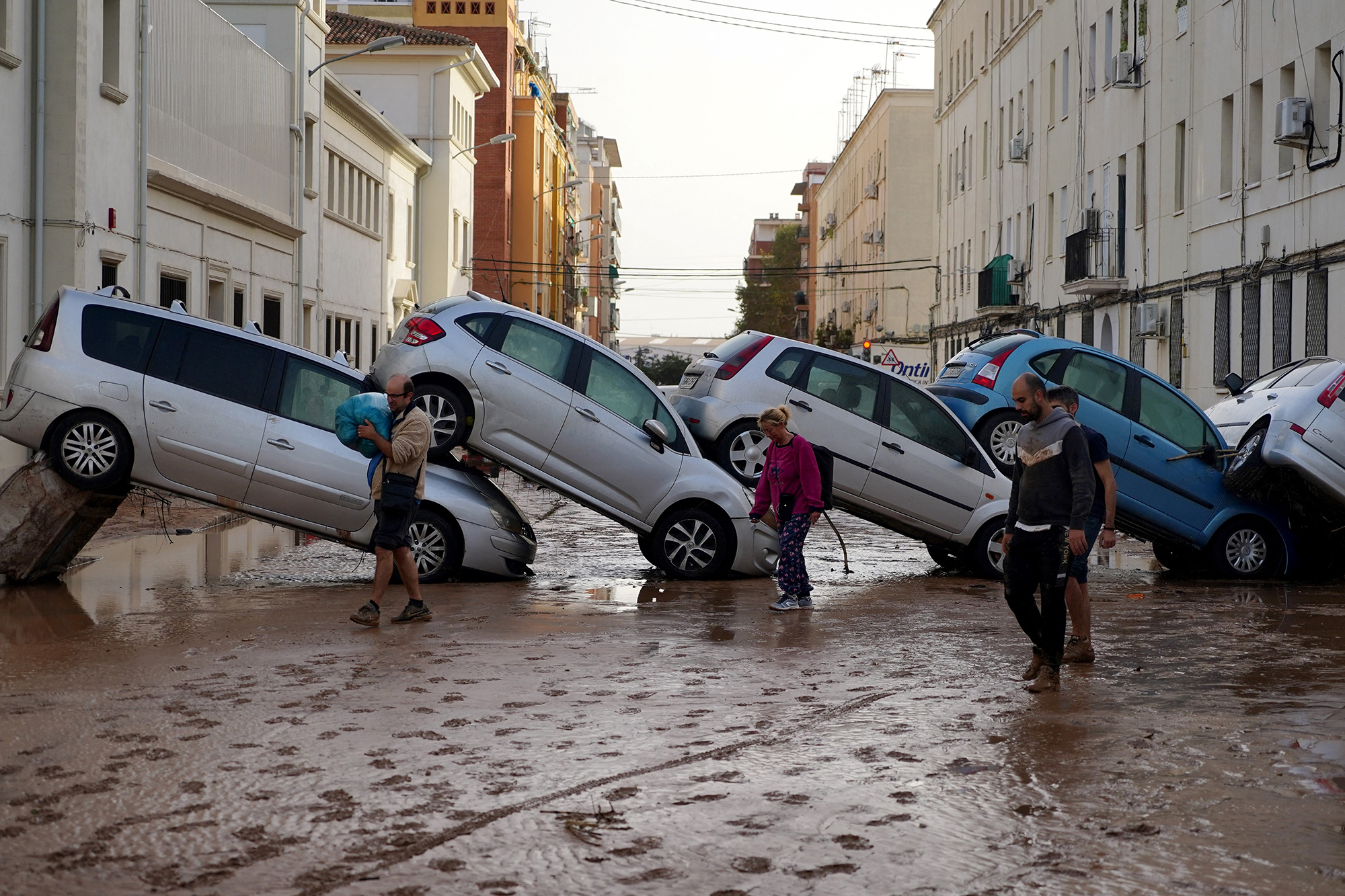 Nach den verheerenden Überschwemmungen: Übereinandergerutschte Autos in Valencia