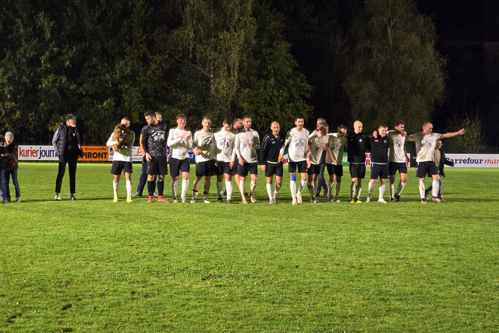 St. Vither Spieler jubeln nach Sieg gegen Hautes-Fagnes