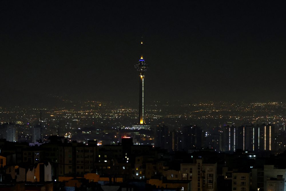 Irans Hauptstadt Teheran bei Nacht