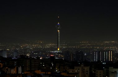 Irans Hauptstadt Teheran bei Nacht