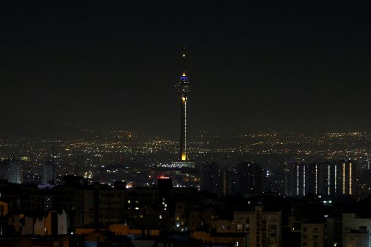 Irans Hauptstadt Teheran bei Nacht