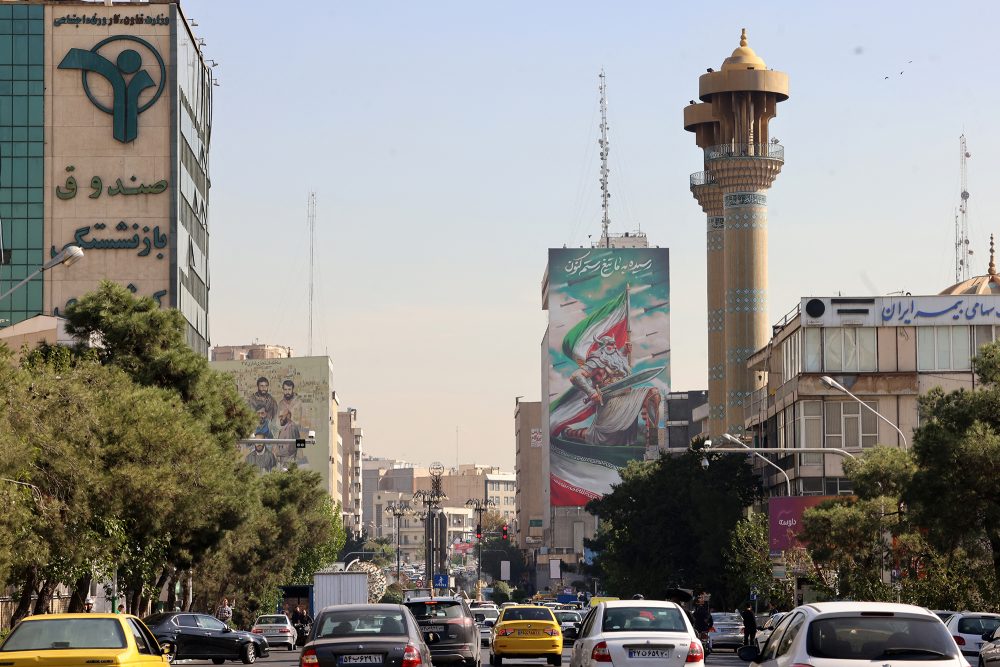 Autos fahren auf einer vielbefahrenen Straße in Irans Hauptstadt Teheran