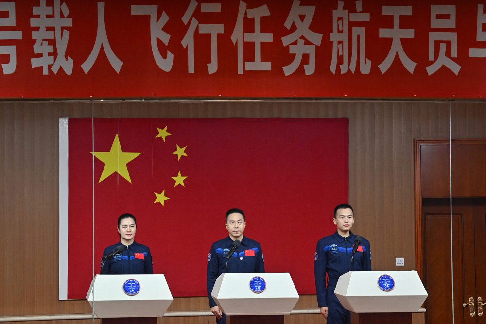 Wang Haoze, Cai Xuzhe und Song Lingdong bei der Pressekonferenz am Tag vor dem Start