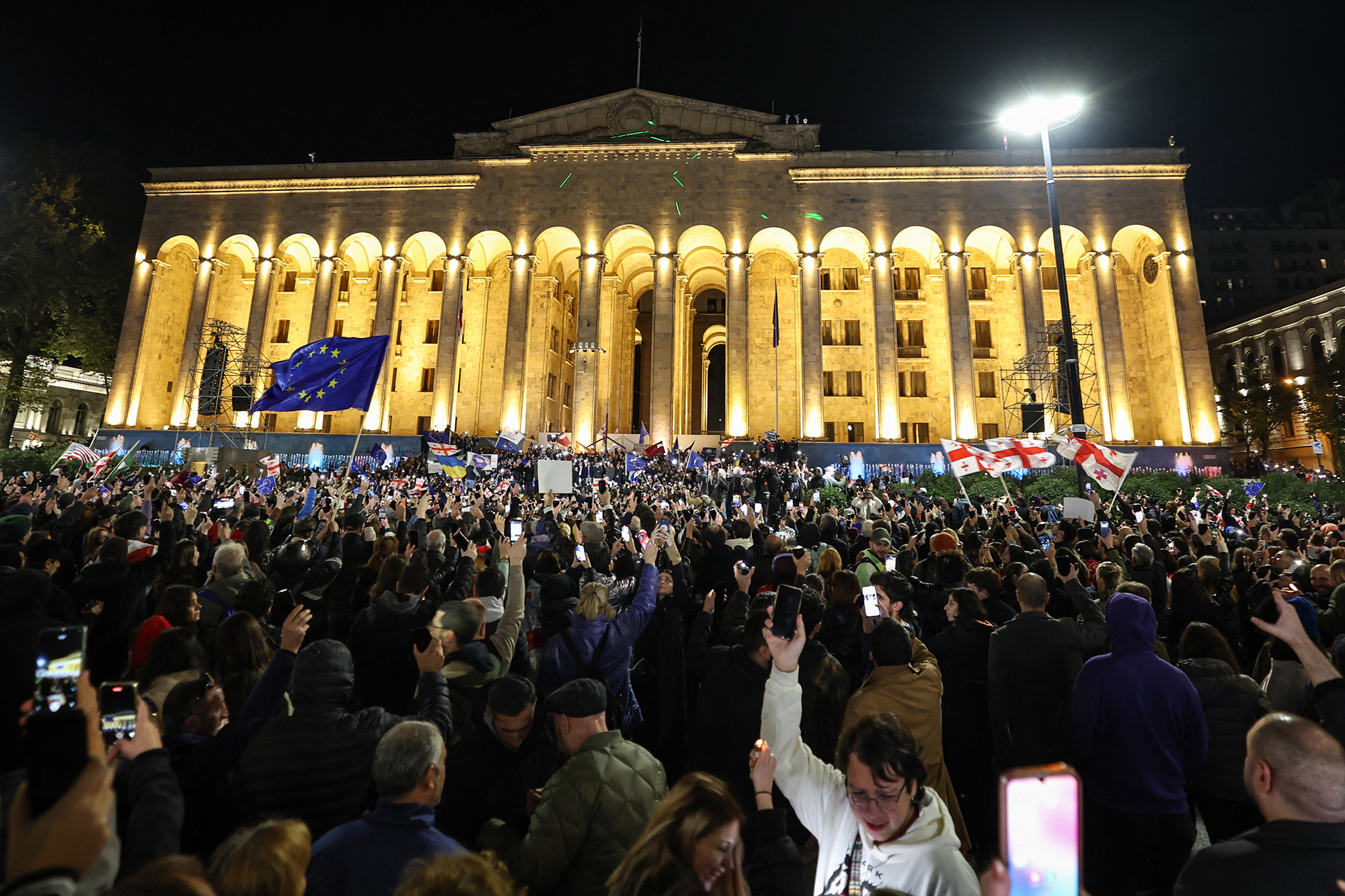 Demonstration vor dem Parlament in Tiflis gegen den Wahlausgang