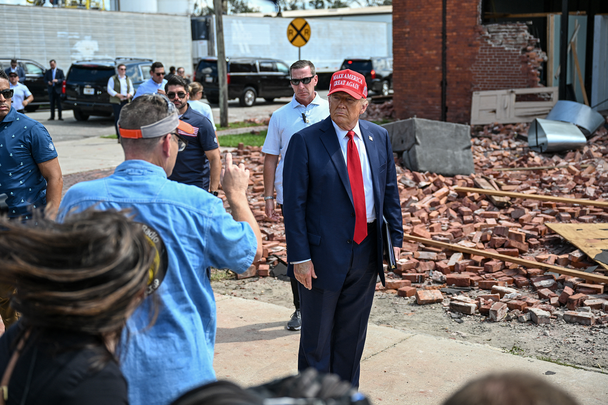 Der ehemalige US-Präsident und republikanische Präsidentschaftskandidat Donald Trump in der vom Sturm "Helene" stark getroffenen Stadt Valdosta im US-Bundesstaat Georgia