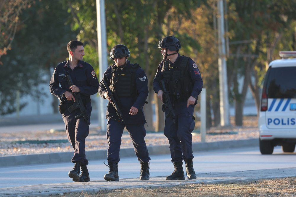 Türkische Polizisten am Mittwoch nahe des Anschlagsorts in Ankara