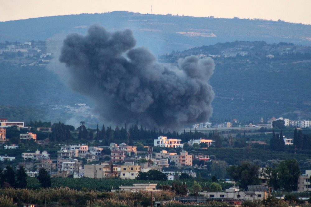 Rauchwolken über Dörfern in der Nähe der libanesischen Stadt Tyre nach Angriffen aus Israel am Freitag