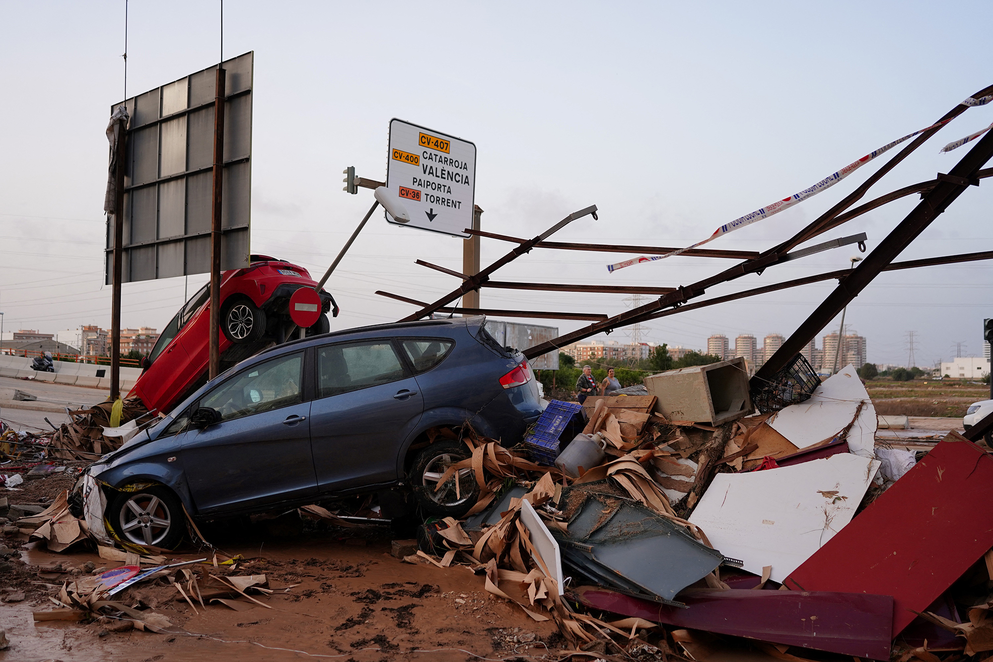 Nach den verheerenden Überschwemmungen: Übereinandergerutschte Autos in Valencia