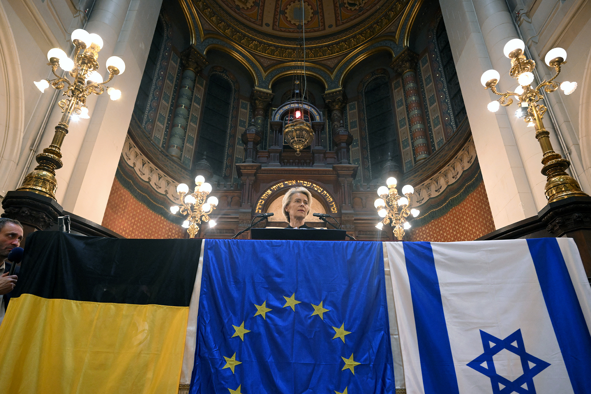 EU-Kommissionspräsidentin Ursula von der Leyen in der großen Synagoge in Brüssel