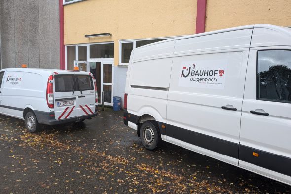 Camionetten des Baufhofs vor der Sportschule der Gemeindeschule Weywertz